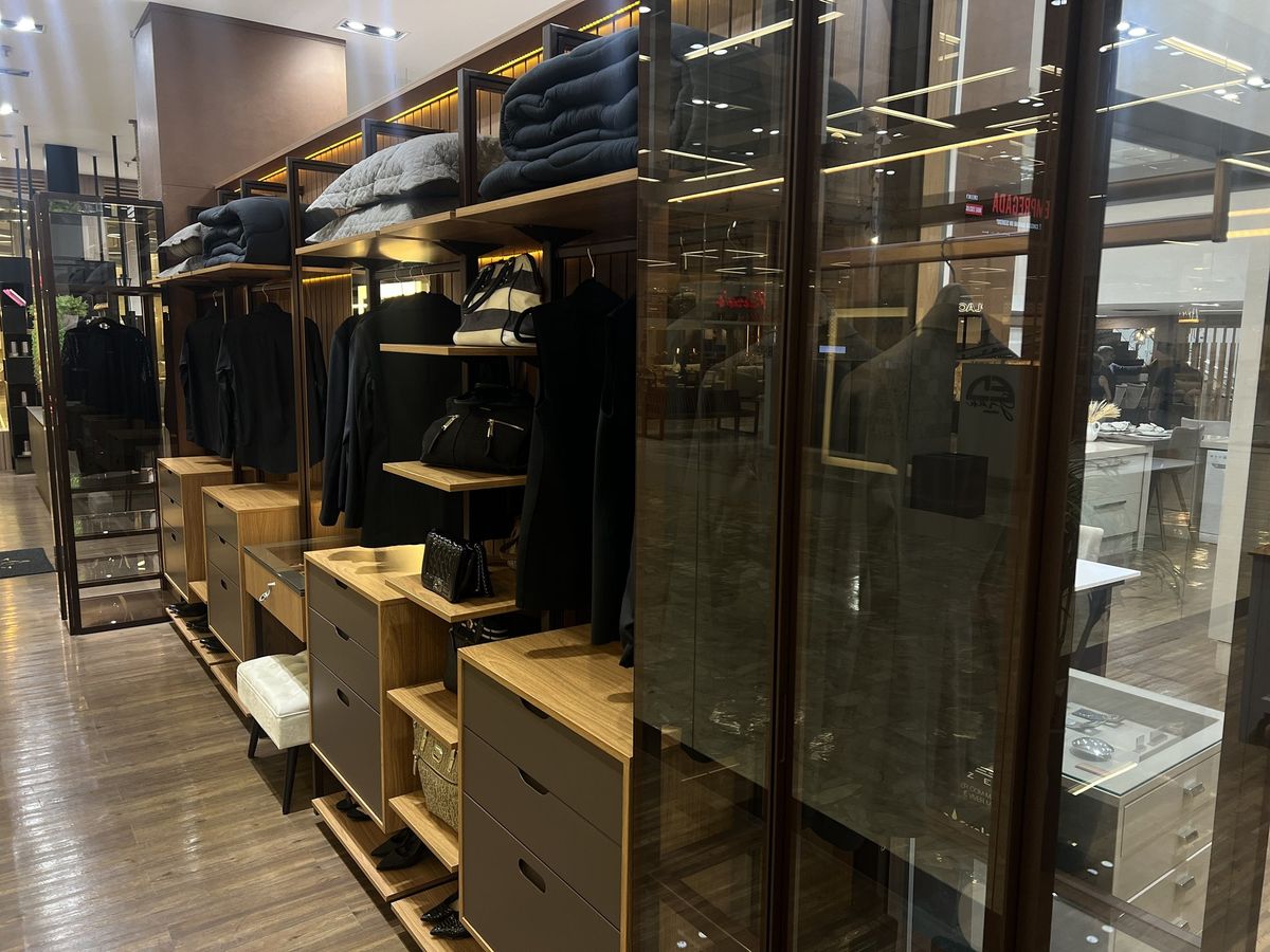 Closet com portas de vidro e iluminação