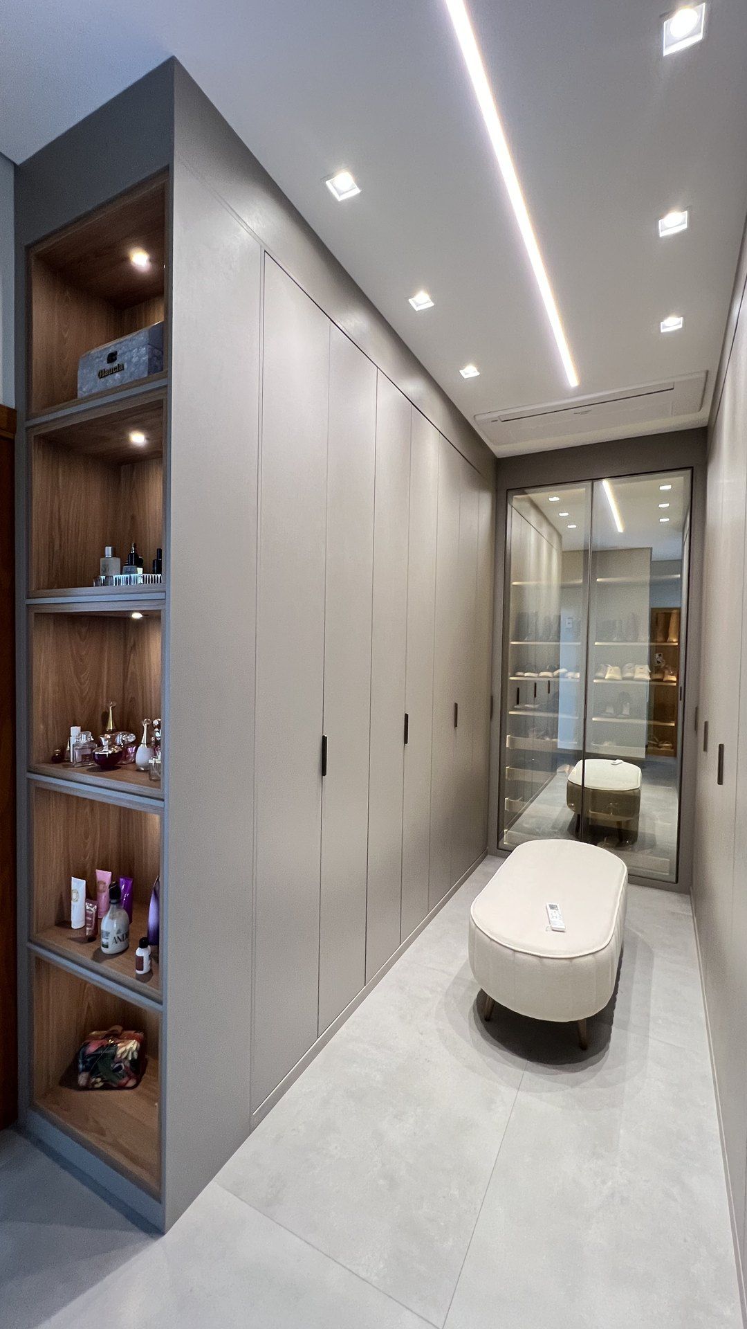 Closet + adega — Nichos, prateleiras e madeira