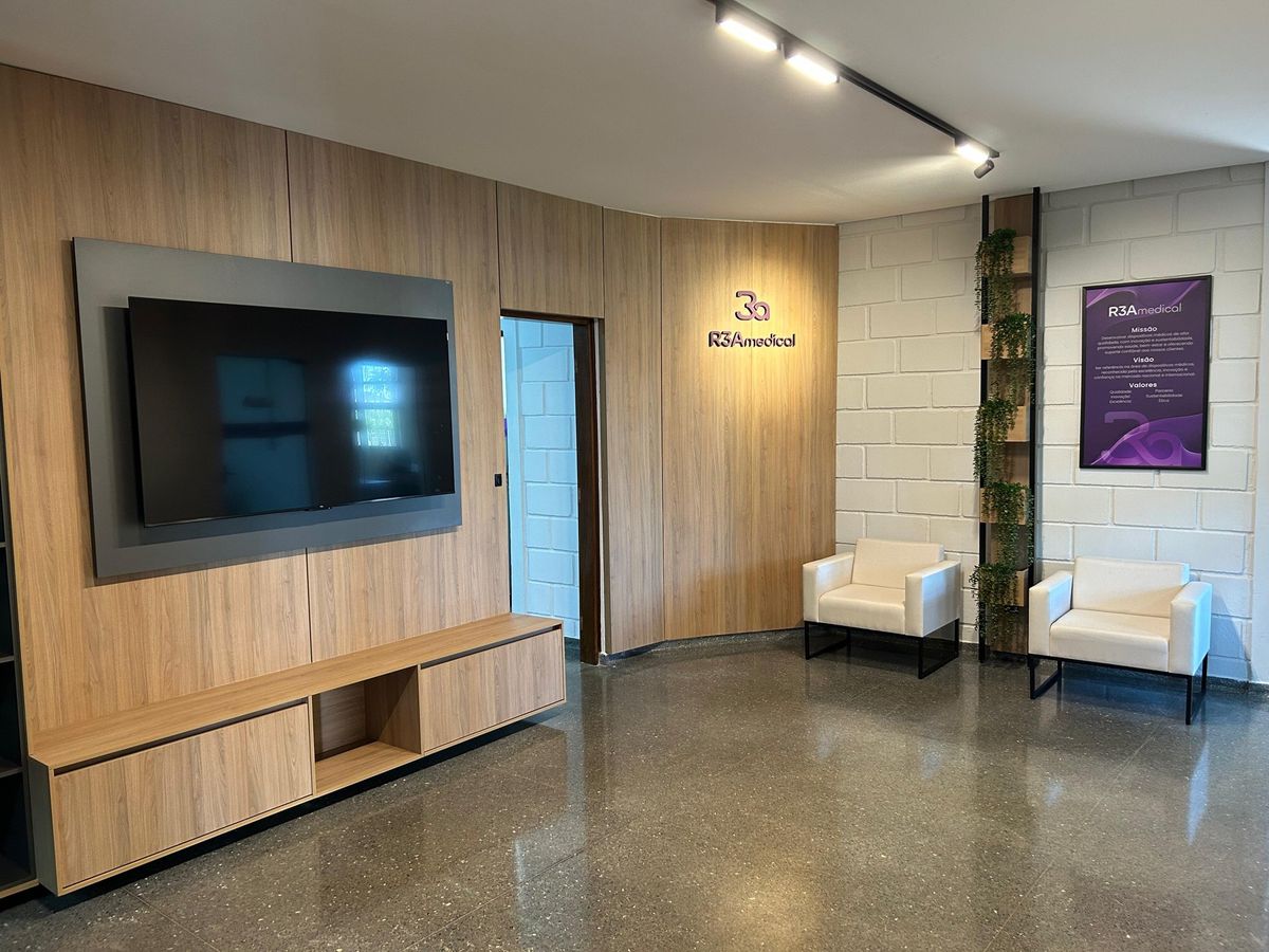 Ambiente comercial — Painel de madeira e estar