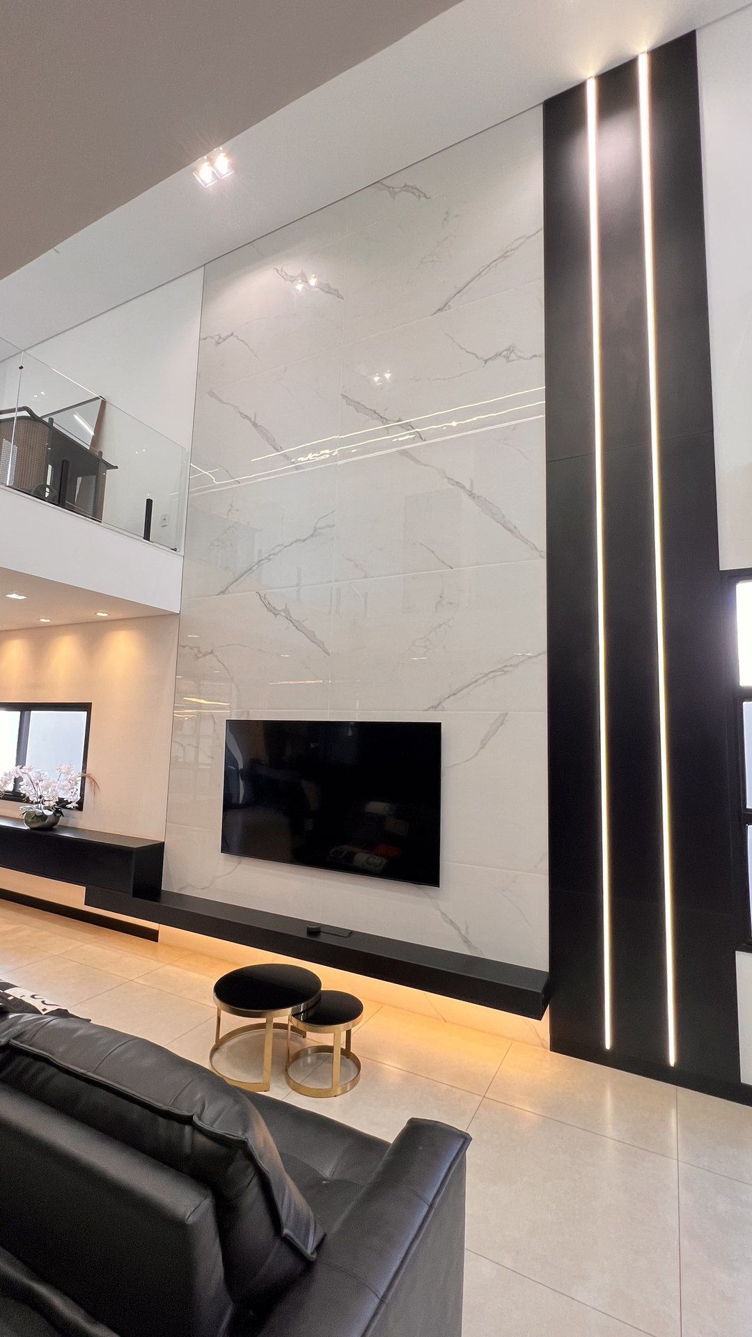 Sala de estar com painel em mármore